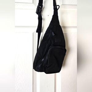 Black Sling Bag Vera Bradley NWOT  UNISEX